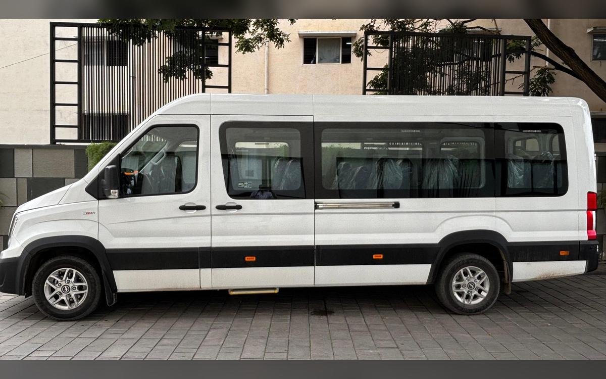 Force Urbania 16+1 seater on rent in Bangalore Airport – photo 1